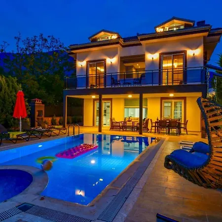 Villa Blue - 4 Bedroom In Hisaroenue
