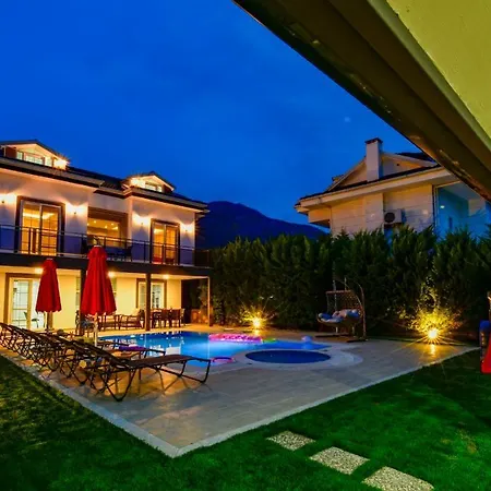 Villa Blue - 4 Bedroom In Hisaroenue *