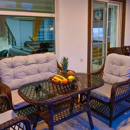 Villa Blue - 4 Bedroom In Hisaroenue *