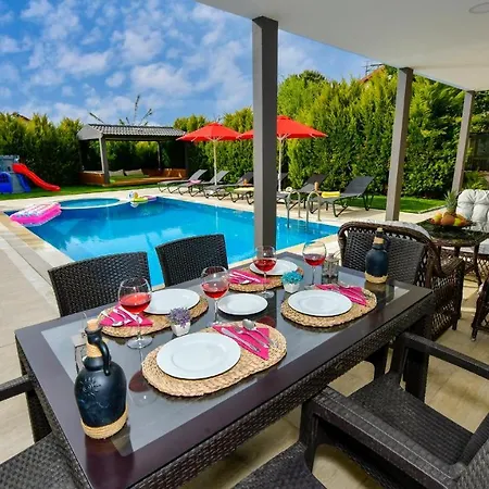 Blue - 4 Bedroom In Hisaroenue Villa