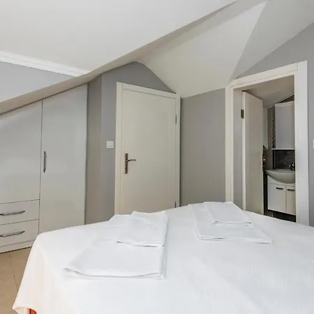 Blue - 4 Bedroom In Hisaroenue Villa *