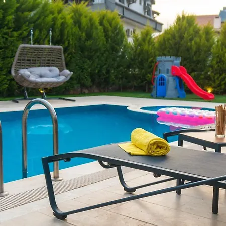 Blue - 4 Bedroom In Hisaroenue Villa