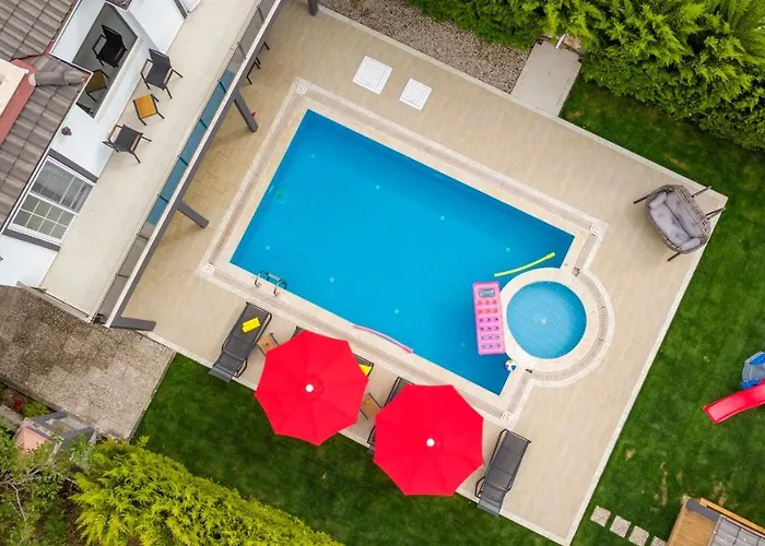 Blue - 4 Bedroom In Hisaroenue וילה