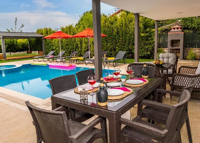 Blue - 4 Bedroom In Hisaroenue וילה אולודניץ