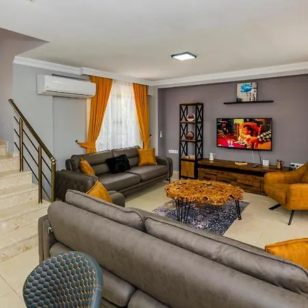 Blue - 4 Bedroom In Hisaroenue Villa