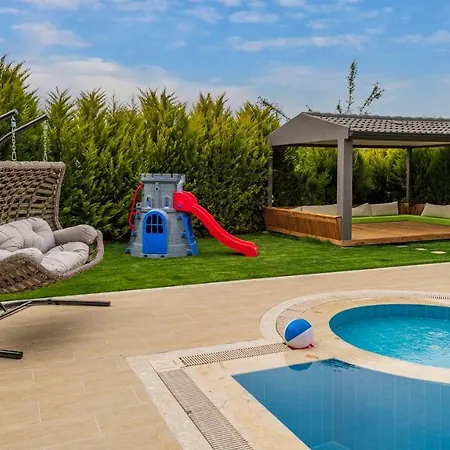 Villa Blue - 4 Bedroom In Hisaroenue