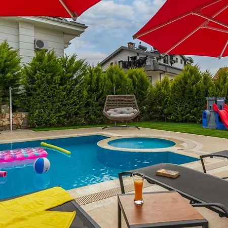 Blue - 4 Bedroom In Hisaroenue Villa