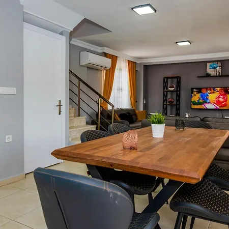 Blue - 4 Bedroom In Hisaroenue Villa