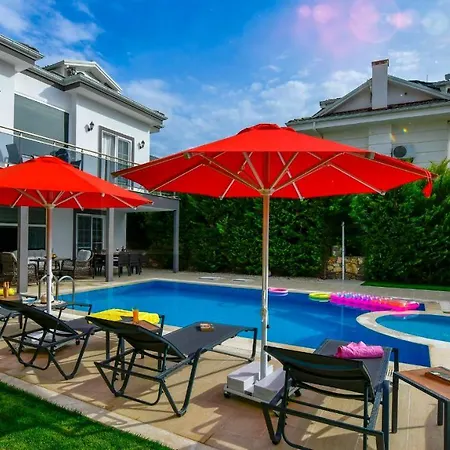 Villa Blue - 4 Bedroom In Hisaroenue *